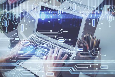 Bilgisayar geçmişi üzerinde çalışan bir adamla çok sayıda teknolojik holograma maruz kalma. Büyük veri kavramı.