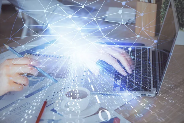 Multi exposición de datos holograma tema de Internet con el hombre que trabaja en la computadora en segundo plano. Concepto de innovación. —  Fotos de Stock
