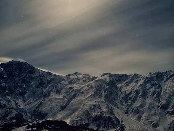 Montañas caucásicas en Georgia paisaje nocturno con estrellas y mikly manera — Foto de Stock