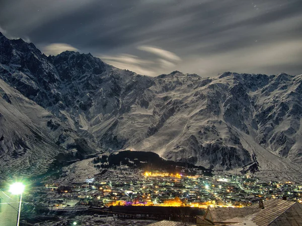 Montañas caucásicas en Georgia paisaje nocturno con estrellas y mikly manera — Foto de Stock