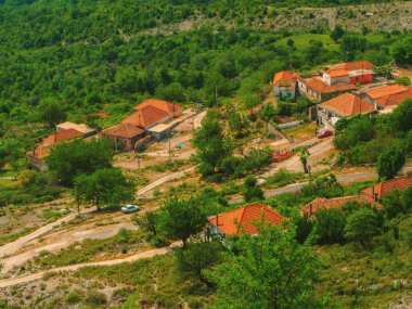 Karadağ, Herceg Novi. Adriyatik Denizi 'nin arka planındaki eski şehrin çatıları, dağlar, yolcu gemileri. Eski Akdeniz mimarisi.