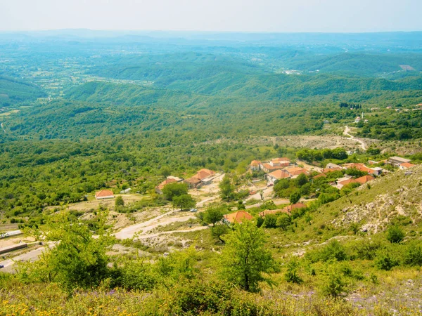 Karadağ, Herceg Novi. Adriyatik Denizi 'nin arka planındaki eski şehrin çatıları, dağlar, yolcu gemileri..
