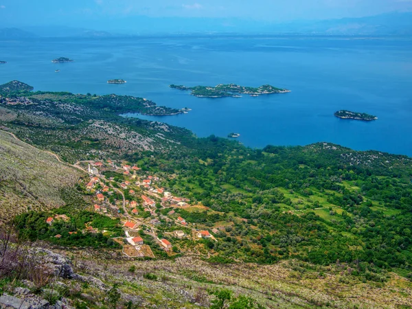 Karadağ, Herceg Novi. Adriyatik Denizi 'nin arka planındaki eski şehrin çatıları, dağlar, yolcu gemileri. Eski Akdeniz mimarisi.