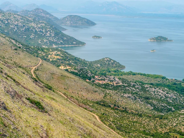 Karadağ, Herceg Novi. Adriyatik Denizi 'nin arka planındaki eski şehrin çatıları, dağlar, yolcu gemileri. Eski Akdeniz mimarisi.