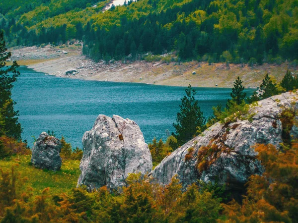 Schwarze Seenlandschaft in Montenegro. schöne Natur — Stockfoto