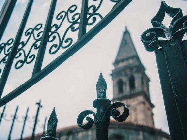 Şaşırtıcı mavi gökyüzü yaz gün manzara görünümü bir Aziz Peter kuleleri