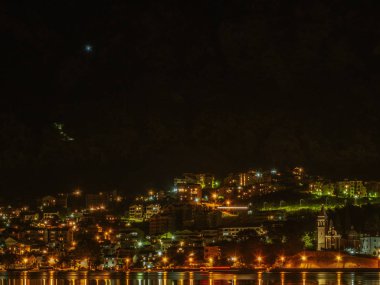 Deniz şehir yukarıda tepelerde yanan vahşi ateş
