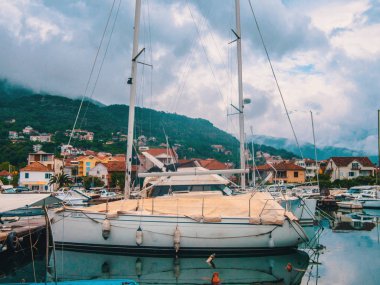 Karadağ. Yat ve tekne Kotor ile liman