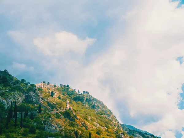 Czarnogóra, Herceg Novi. Pokryte dachy starego miasta na tle Morza Adriatyckiego, góry, liniowiec wycieczkowy. — Zdjęcie stockowe