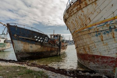 Boya ve Brittany, Fransa mezarlığı teknede çürük yapıları peeling ile çürüyen gemiler