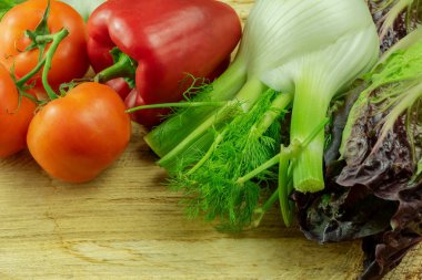 Rezene, domates, biber ve salata sebze incelik. Bir ahşap tahta üzerinde yararlı sebzeler