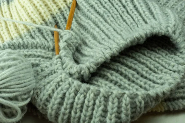 Gri bir iplik ve yakın çekim örgü için bir iplik örme. Bir hobi olarak örgü. Aksesuar örme için