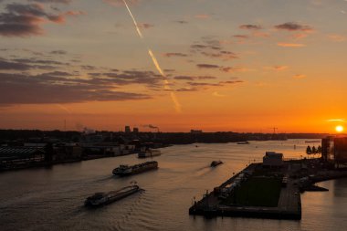 Rotterdam, Hollanda için sabahın erken saatlerinde bulutlar ve gemi ile gündoğumu