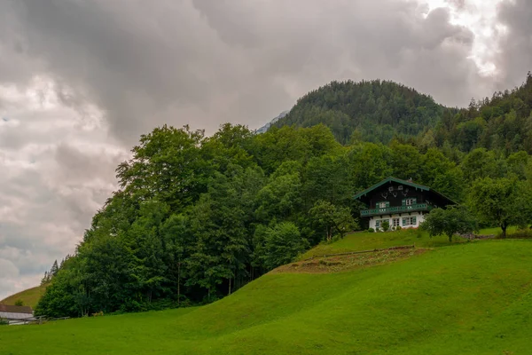 Una Casa Las Montañas Con Muchos Árboles Cielo Oscuro — Foto de Stock