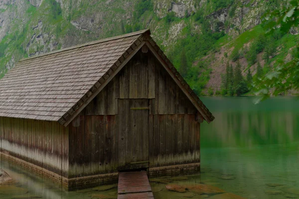 Una Casa Botes Lago Azul Montaña Con Altas Montañas Fondo — Foto de Stock