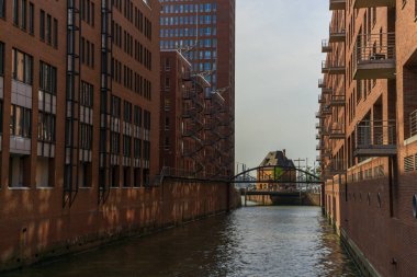 Hamburg 'da nehir kıyısındaki liman manzaralı eski evler.