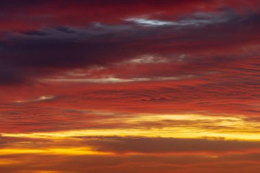 Bulutlar, ışık ışınları ve diğer atmosferik etkilerle gün batımı / gün doğumu
