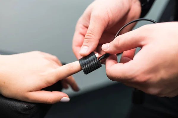 Hand Van Een Vrouw Die Een Polygraaf Sensor Wordt Gelegd — Stockfoto