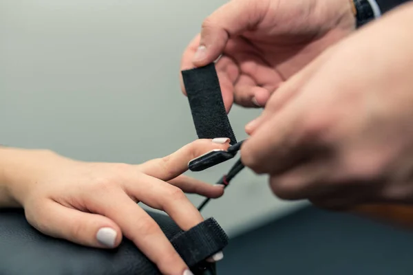 Hand Van Een Vrouw Die Een Polygraaf Sensor Wordt Gelegd — Stockfoto