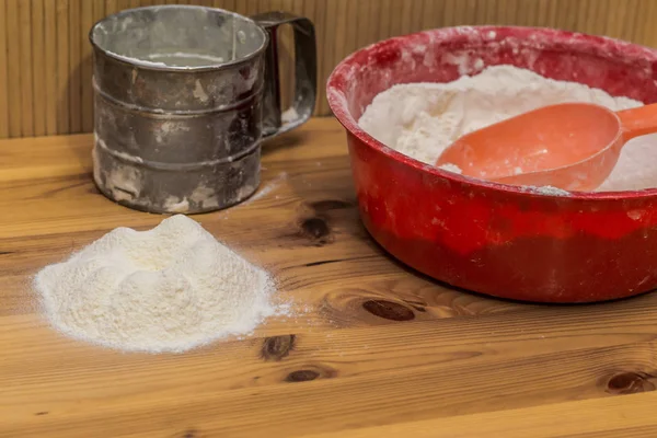 Flour Poured Wooden Surface Which Glass Flour Red Bowl Flour — Stock Photo, Image