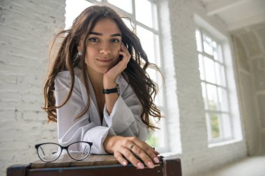 Genç Seksi güzel kız beyaz erkek gömlek çorap ve parlak oda penceresinde yakın bir sandalyede oturan gözlük gebe