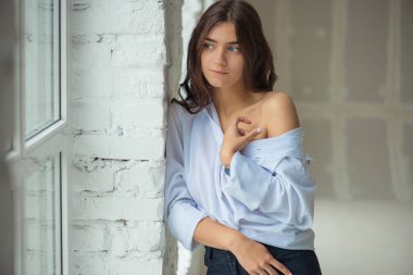 Genç Seksi güzel kız beyaz erkek gömlek ve gözlük pencere ve uzağa arıyorsunuz gebe