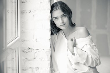 Genç Seksi güzel kız beyaz erkek gömlek ve gözlük pencere ve uzağa arıyorsunuz gebe