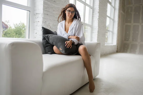 Jovem Menina Encantadora Muito Sexy Camisa Homem Branco Sentado Janela — Fotografia de Stock