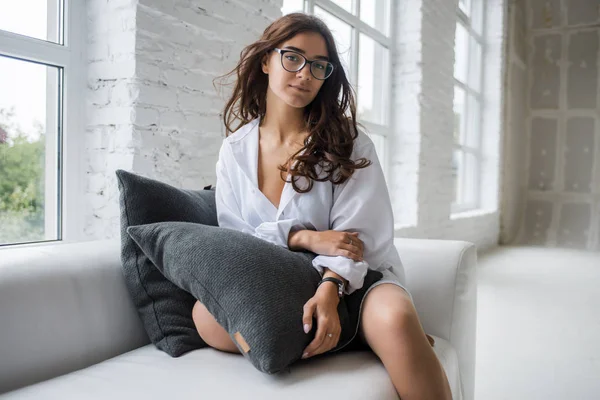 Jovem Menina Encantadora Muito Sexy Camisa Homem Branco Sentado Janela — Fotografia de Stock