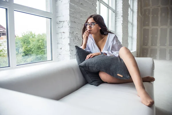 Jovem Muito Sexy Encantadora Menina Camisa Homem Branco Senta Sofá — Fotografia de Stock