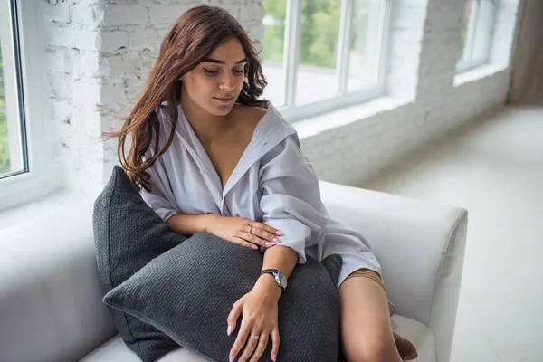 Jovem Muito Sexy Encantadora Menina Camisa Homem Branco Senta Sofá — Fotografia de Stock