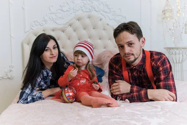 Familia Joven Padre Mamá Niña Vestida Con Ropa Vacaciones Sombreros — Foto de Stock