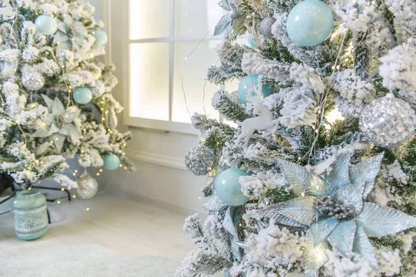 Árvore Natal Decorada Árvore Natal Quarto Brilhante Perto Uma Janela — Fotografia de Stock