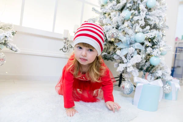 Little Pretty Little Blonde Girl Her Mother Paws Tree Festive — Stock Photo, Image