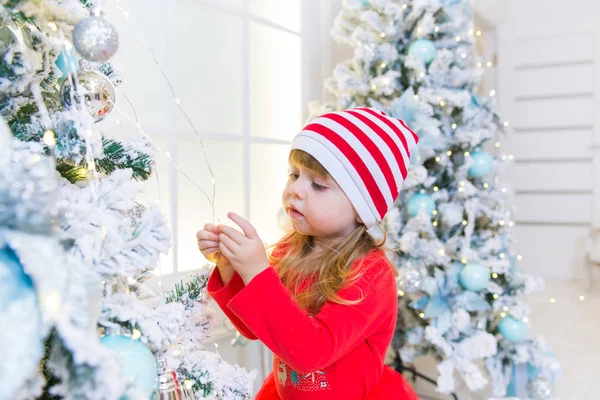 Little Pretty Little Blonde Girl Her Mother Paws Tree Festive — Stock Photo, Image