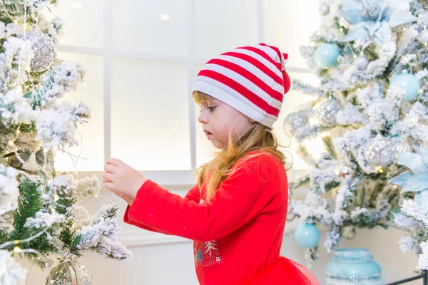 Little Pretty Little Blonde Girl Her Mother Paws Tree Festive — Stock Photo, Image