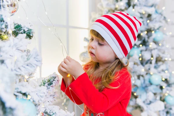 Little Pretty Little Blonde Girl Her Mother Paws Tree Festive — Stock Photo, Image