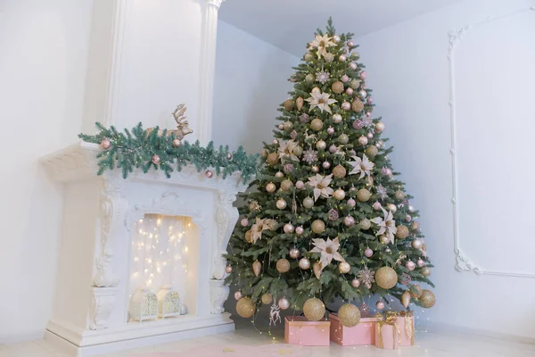 Árvore Natal Decorada Árvore Natal Quarto Brilhante Perto Uma Lareira — Fotografia de Stock