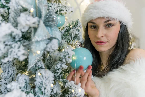 Junges Hübsches Mädchen Steht Neben Einem Weihnachtsbaum Und Fixiert Und — Stockfoto