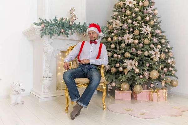 Giovane Bell Uomo Con Cappello Rosso Capodanno Seduto Una Sedia — Foto Stock
