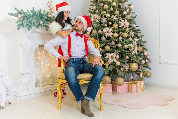 Bonito Encantador Menina Sedutora Homem Com Uma Pequena Barba Chapéus — Fotografia de Stock