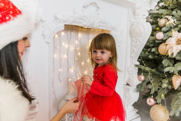 Little Pretty Blonde Girl Fixes Garlands Stone Christmas Tree — Stock Photo, Image