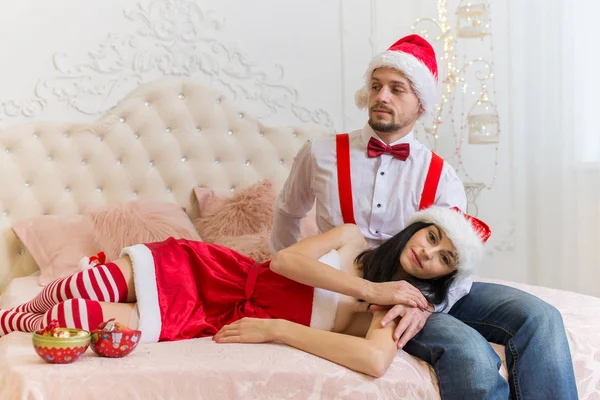 Menina Bonita Bonita Menino Com Uma Pequena Barba Chapéus Natal — Fotografia de Stock