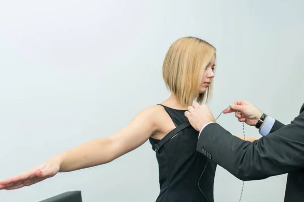 Lügendetektor Ist Eine Frauenhand Die Mit Lügendetektoren Bekleidet Ist — Stockfoto