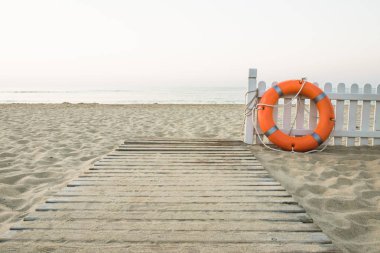 sabah sıcak gündoğumu tahta bacak panoları, ahşap çit ve pitch kaydetme turuncu denize sıfır