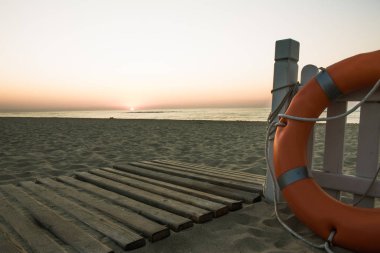 sabah sıcak gündoğumu tahta bacak panoları, ahşap çit ve pitch kaydetme turuncu denize sıfır