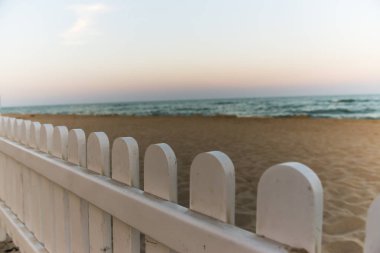 sabah sıcak gündoğumu tahta bacak panoları, ahşap çit ve pitch kaydetme turuncu denize sıfır