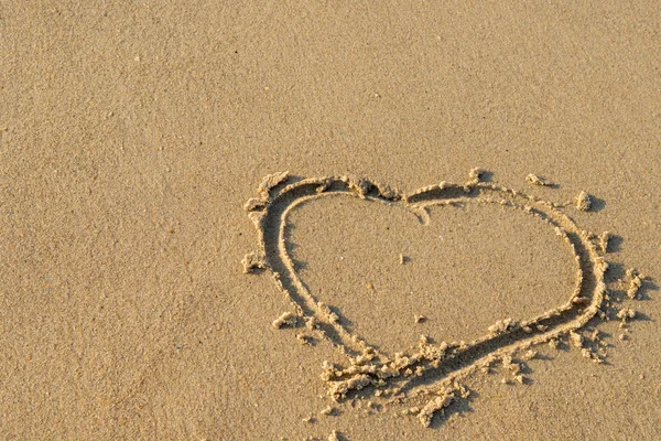 Dragna Hjärtat Våt Sand Nära Havet — Stockfoto