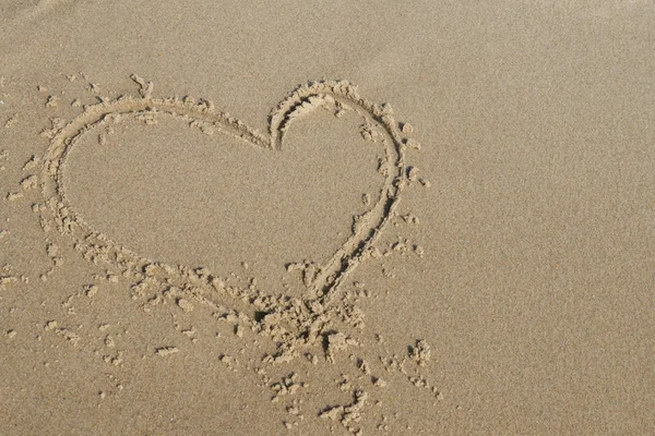 Islak Kum Deniz Kenarında Üzerinde Çizilmiş Kalp — Stok fotoğraf
