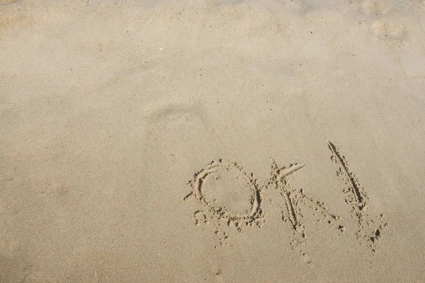 在潮湿的沙滩上的铭文在海边是可以的 — 图库照片
